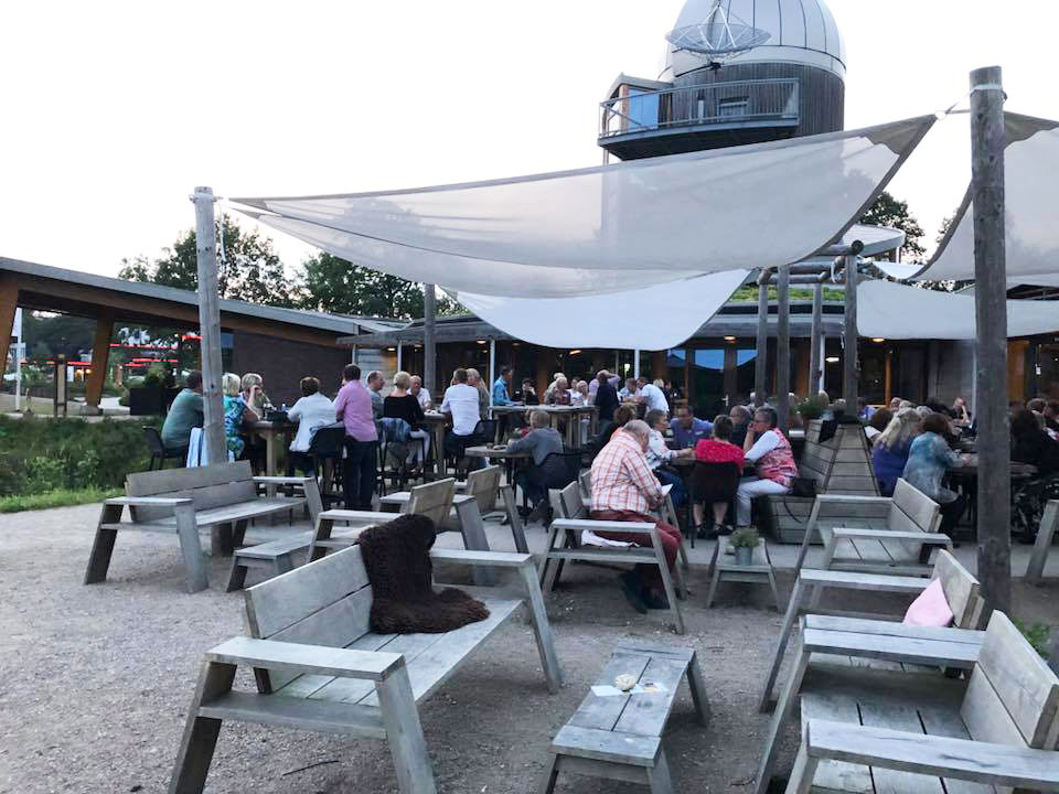 singlescafe op terras van rest.Buitengewoon Lekker Nijverdal(se berg) juni 2018