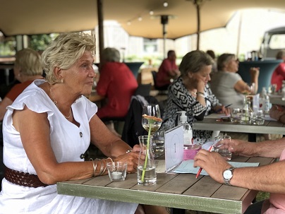 Speeddaten voor senioren door DatingOost in Oost-Nederland in de tuin van Wijnkoperij De Prinsen Zenderen zomer 2021